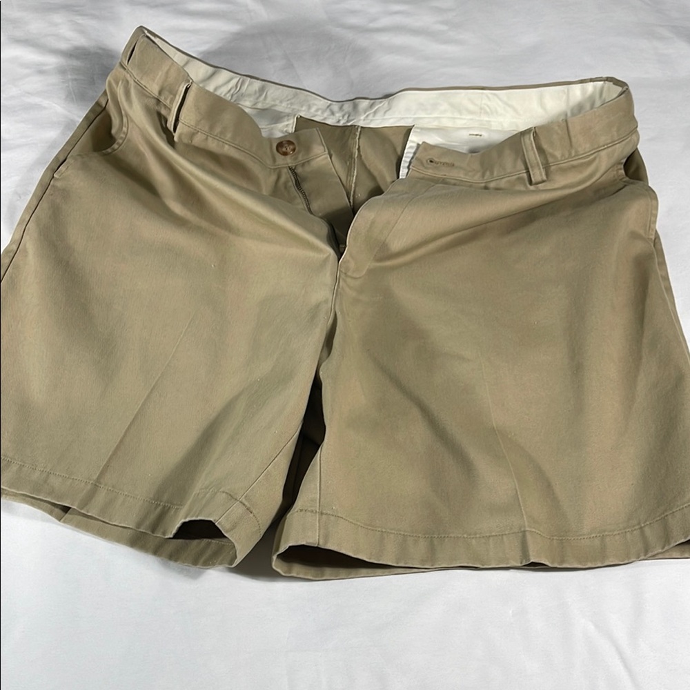 L.L. Bean mens khaki Comfort Fit flat front 8" chino shorts - size 42 - Picture 6 of 11